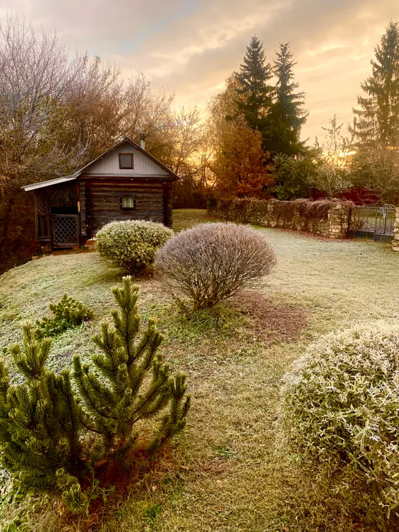 Дом и баня на берегу реки