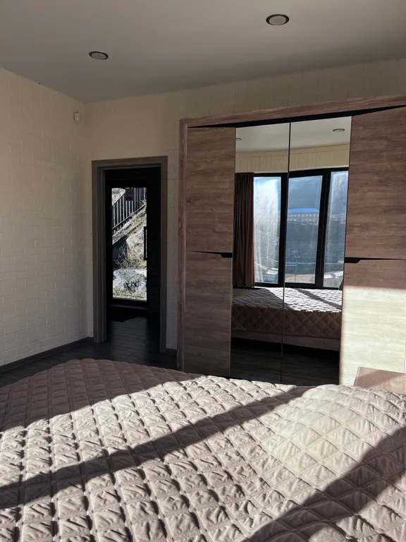 Красивый дом с видом на горы и реку