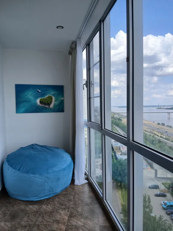 Жизнь с видом реку: огромная лоджия с панорамным остеклением в пол!