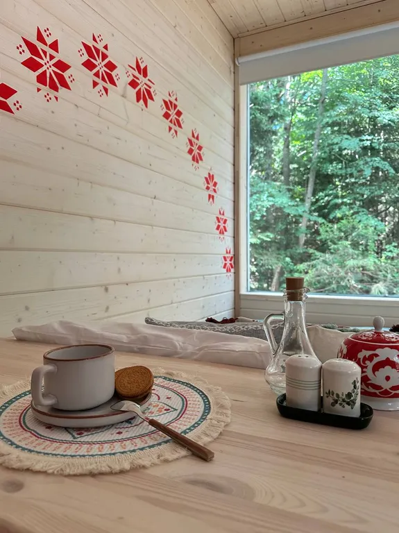 Домик в лесу в глэмпинге Сметана