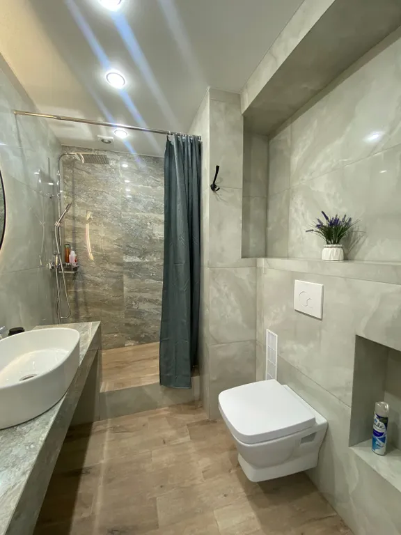 Номер люкс с большой двухспальной кроватью