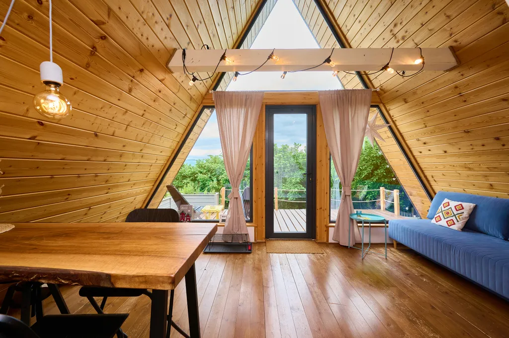 Уютный треугольный домик у леса с видом на горы