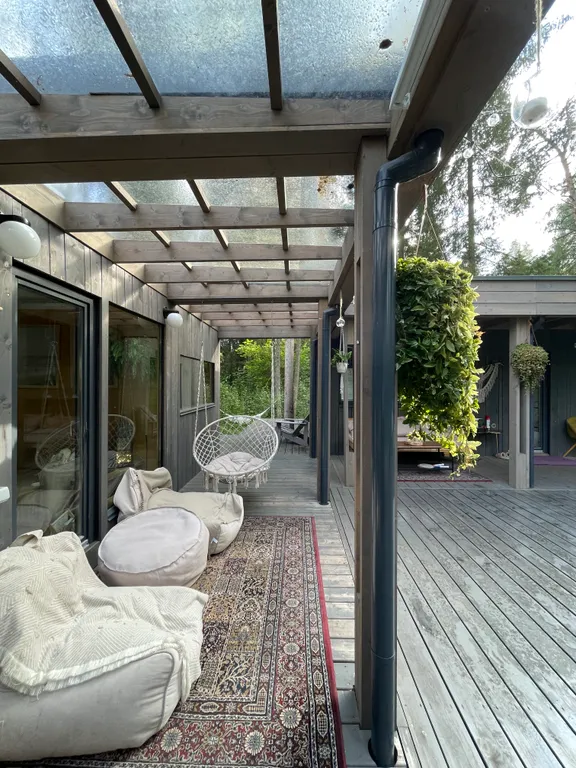 Уютный дом в тишине хвойного леса