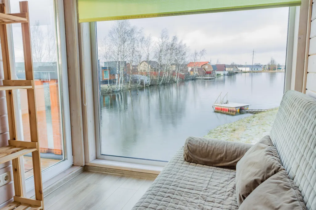 Уютный коттедж с панорамными окнами на берегу озера