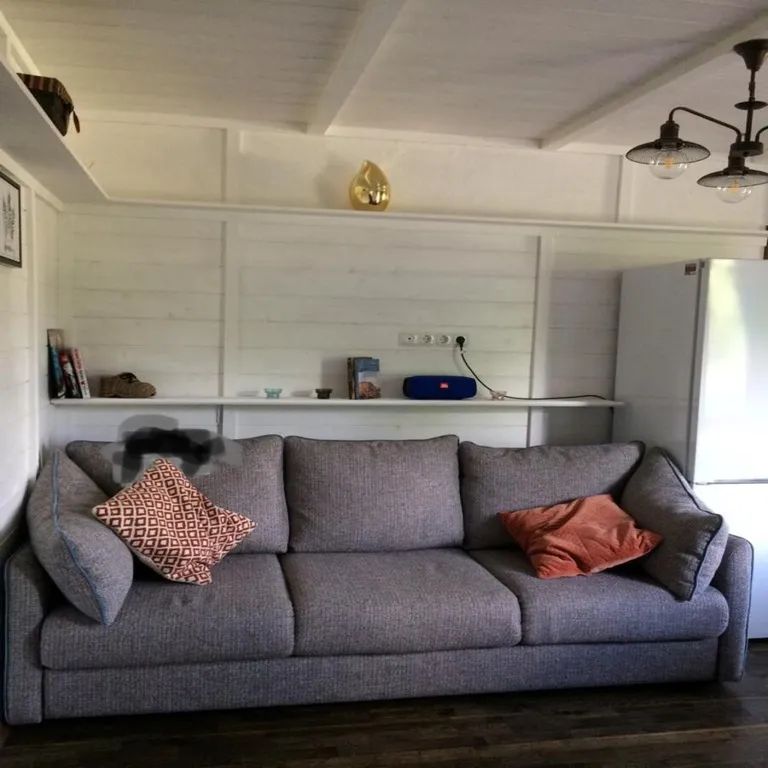 Красивый домик в лесу у реки