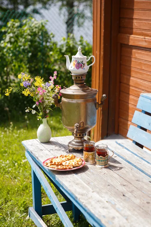 Карельский дом на берегу  озера.