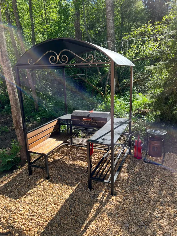 Зелёный домик в лесу на живописной улице