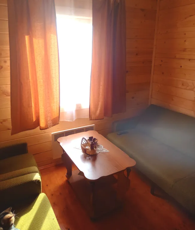 Уютный домик на берегу живописного озера