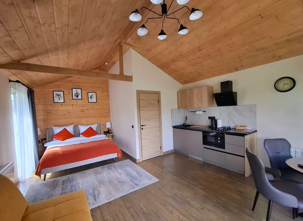 Уютный коттедж в лесу у пруда