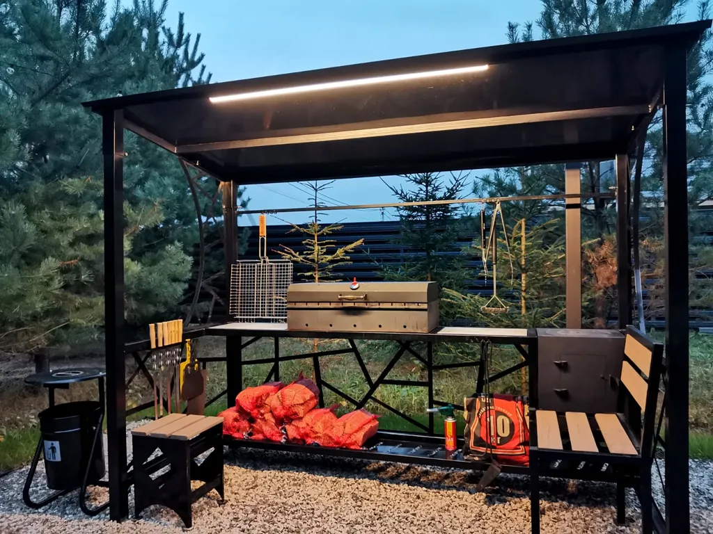 Панорамный дом в окружении леса на берегу водохранилища