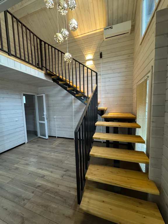 Уютный дом у реки