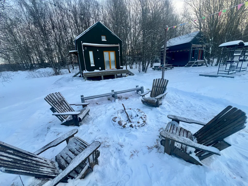 Зеленый домик в поле