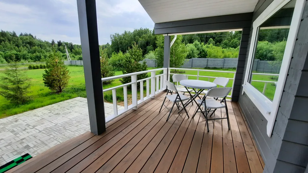 Дом на берегу озера у леса