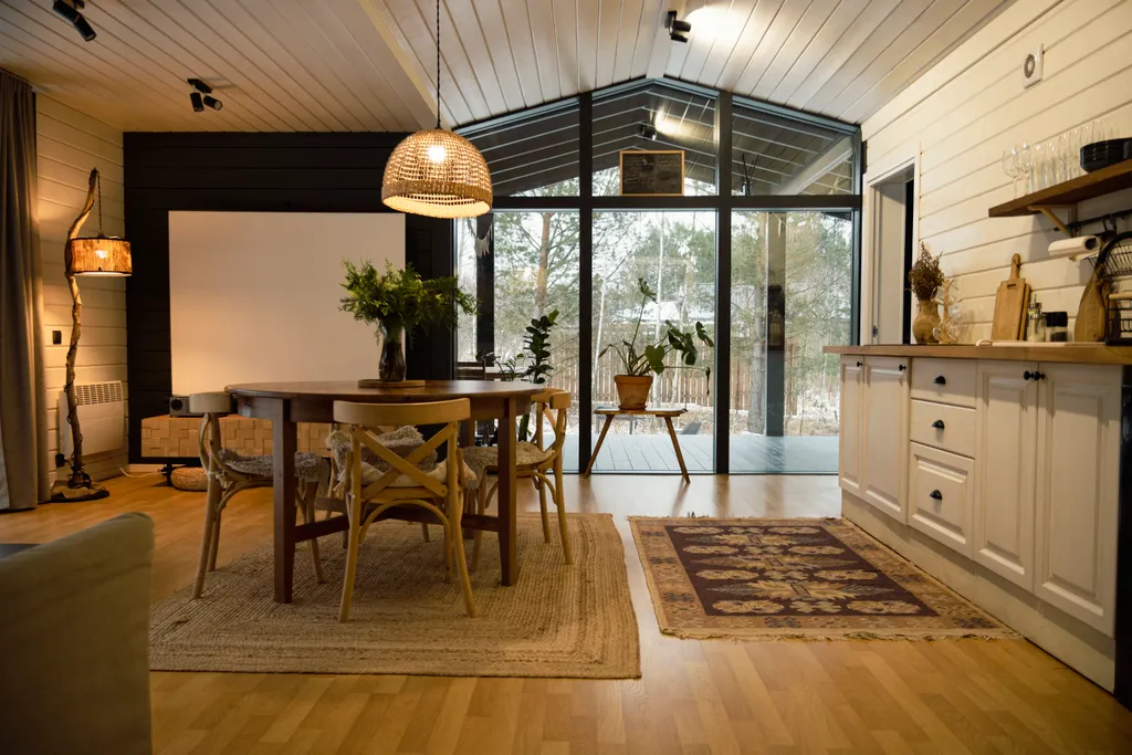 Уютный домик с горячей купелью, в окружении соснового леса