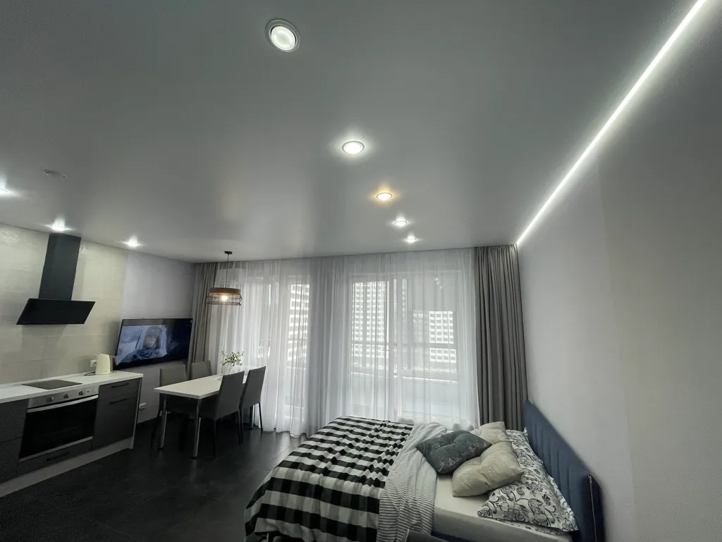 Просторная уютная студия с панорамным остеклением в тихий двор