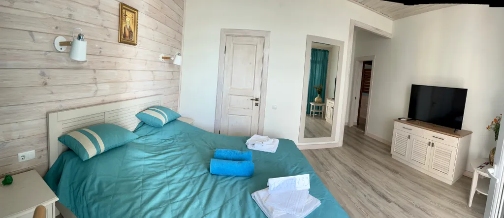 Дом с бассейном у моря