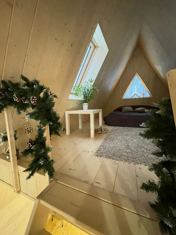 Коттедж Дом А-frame в хвойном лесу — Половина