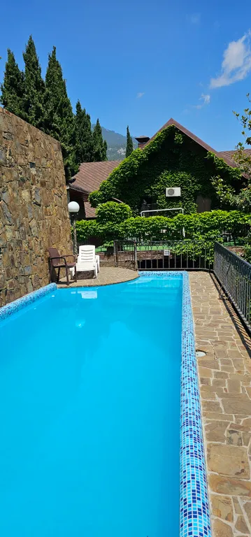 Дом с теплым бассейном у моря в Ялте