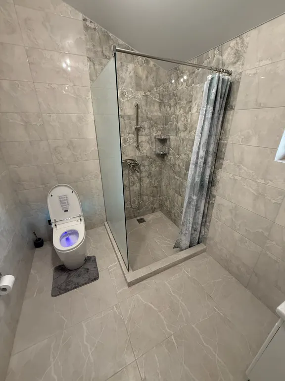 Уютный дом на берегу реки