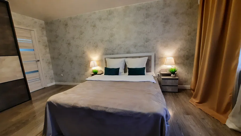 Светлая квартира с большой кроватью и Smart TV