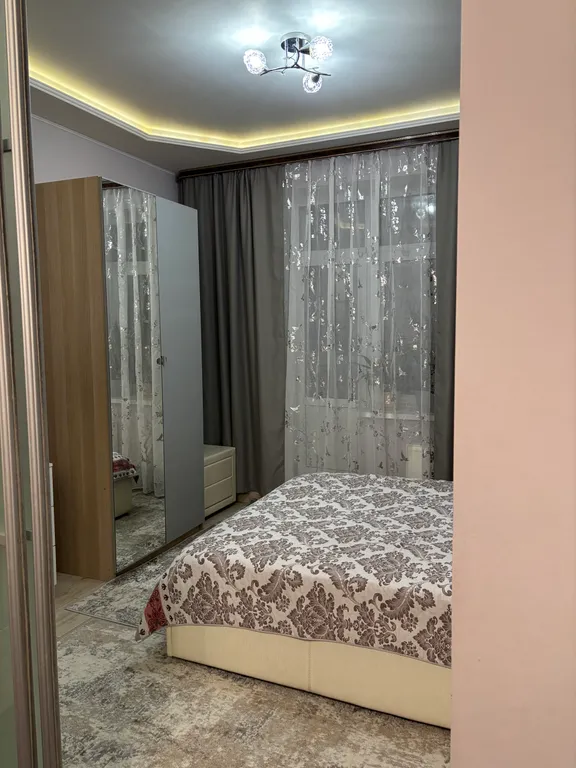 Уютная, чистая квартира в удобном районе, имеется водонагреватель.