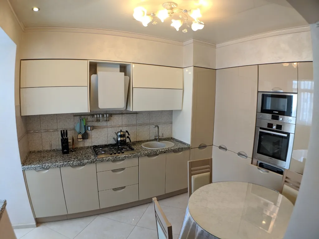 Дизайнерская двухуровневая 3-комнатная квартира с сауной и каминным залом