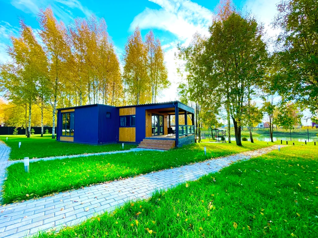 Дом Благодать у пруда с панорамными окнами