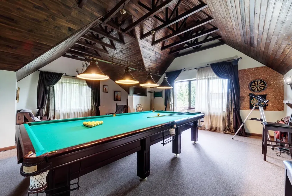 Загородный дом с бассейном и бильярдной