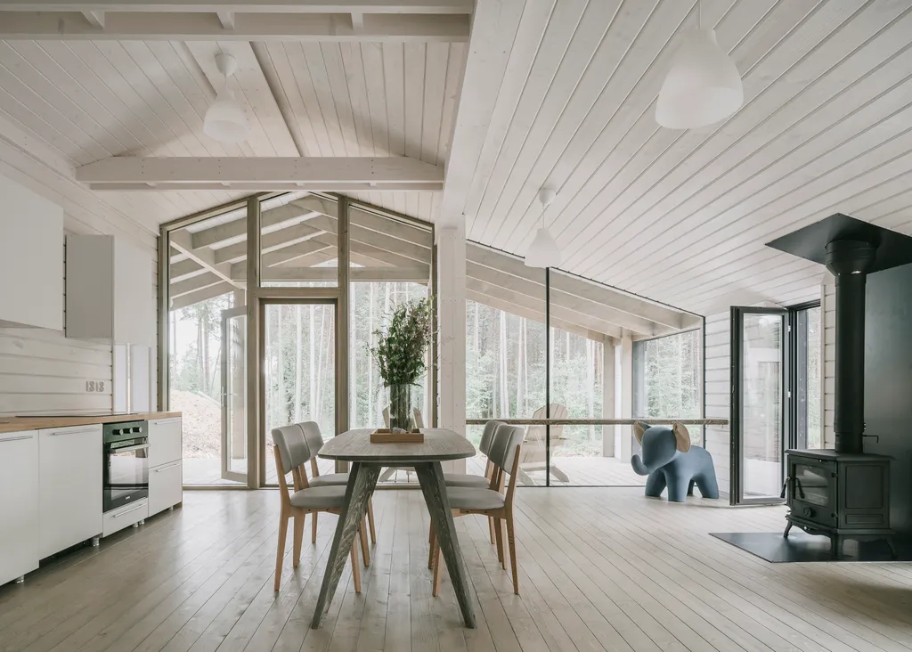 Загородный дом с просторной террасой и баней