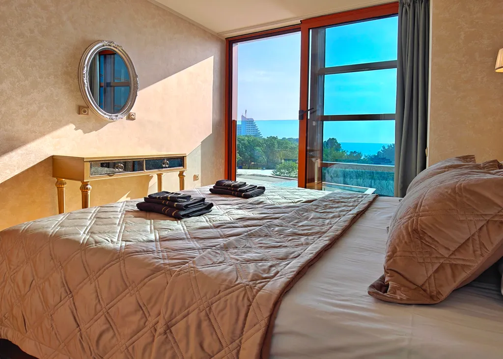 Шикарная квартира в Золотой Бухте