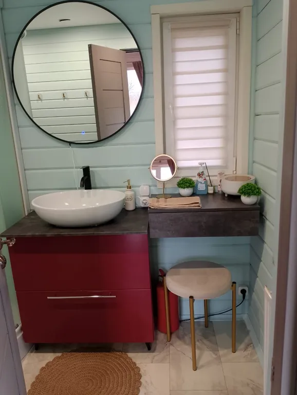 Яркий дом с ванной у панорамного окна