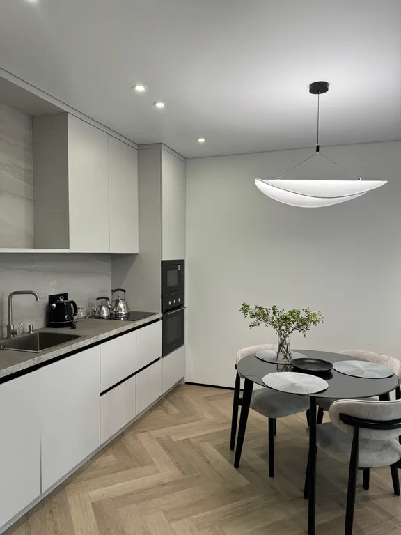 Дизайнерский ремонт с красивым вид из окна