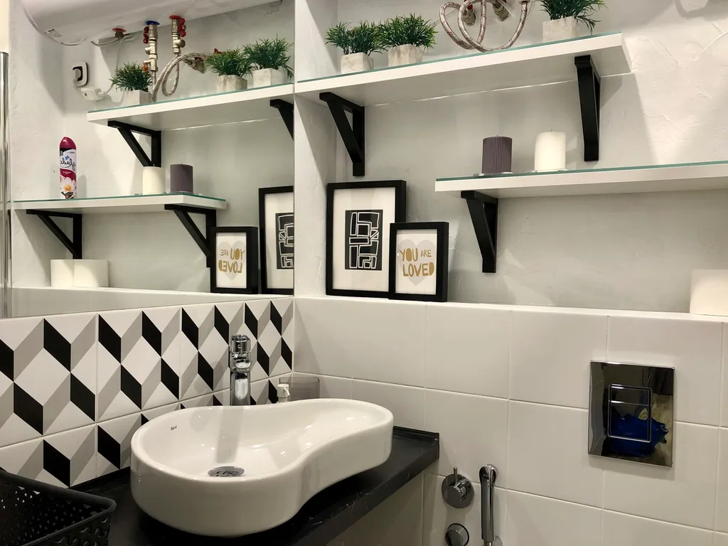 Стильная студия у моря с камином