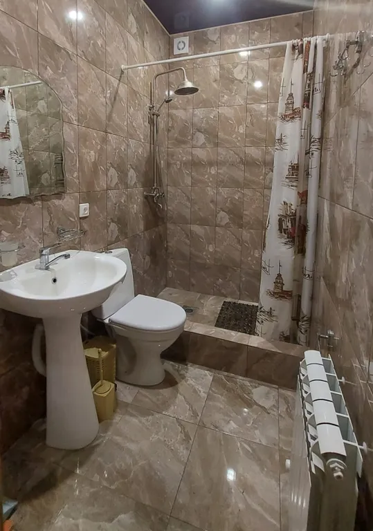 Два человека с раздельными кроватями