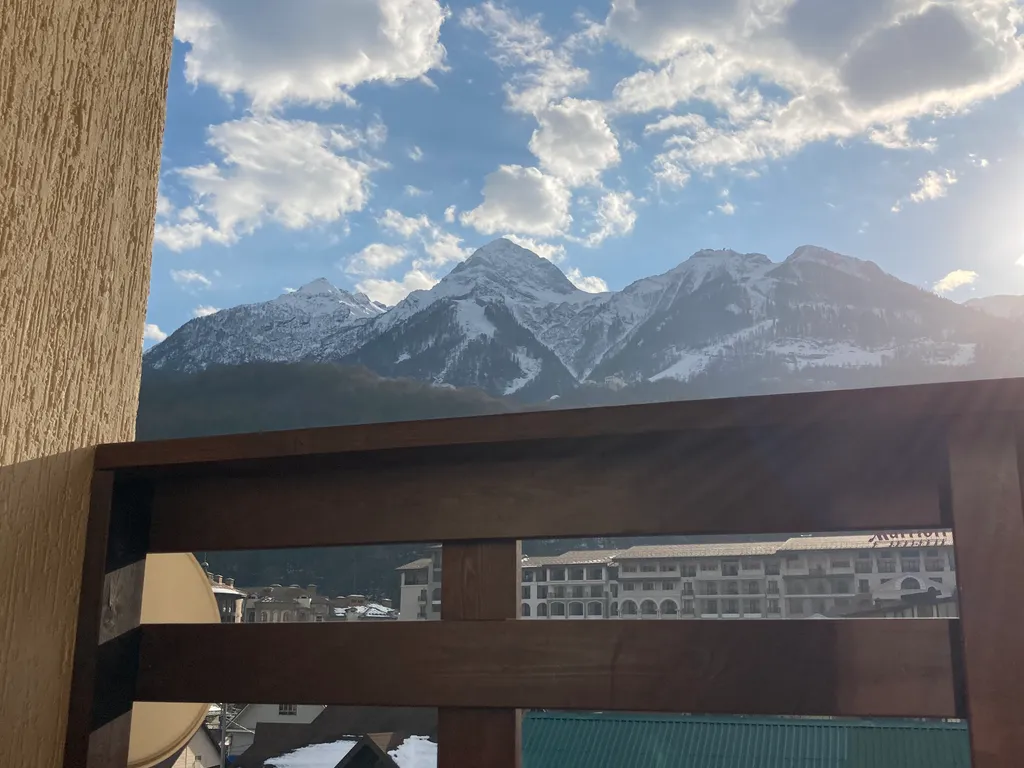 2х-уровневый апартамент, балкон с видом на горы