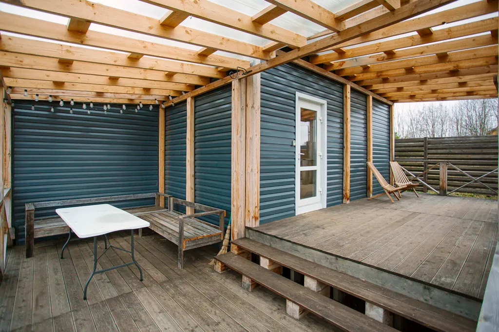 Дом на берегу реки