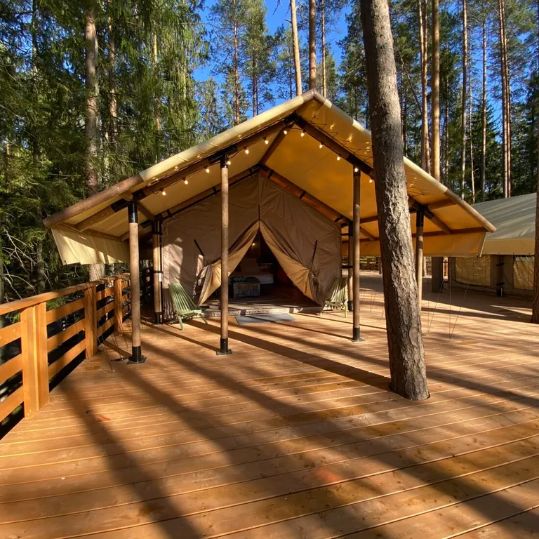 Лодж на холме с видом на озеро