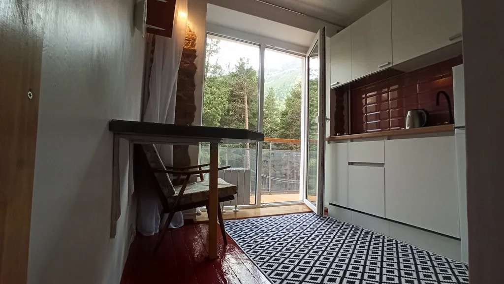 Светлая дизайнерская квартира с видом на горы и лес