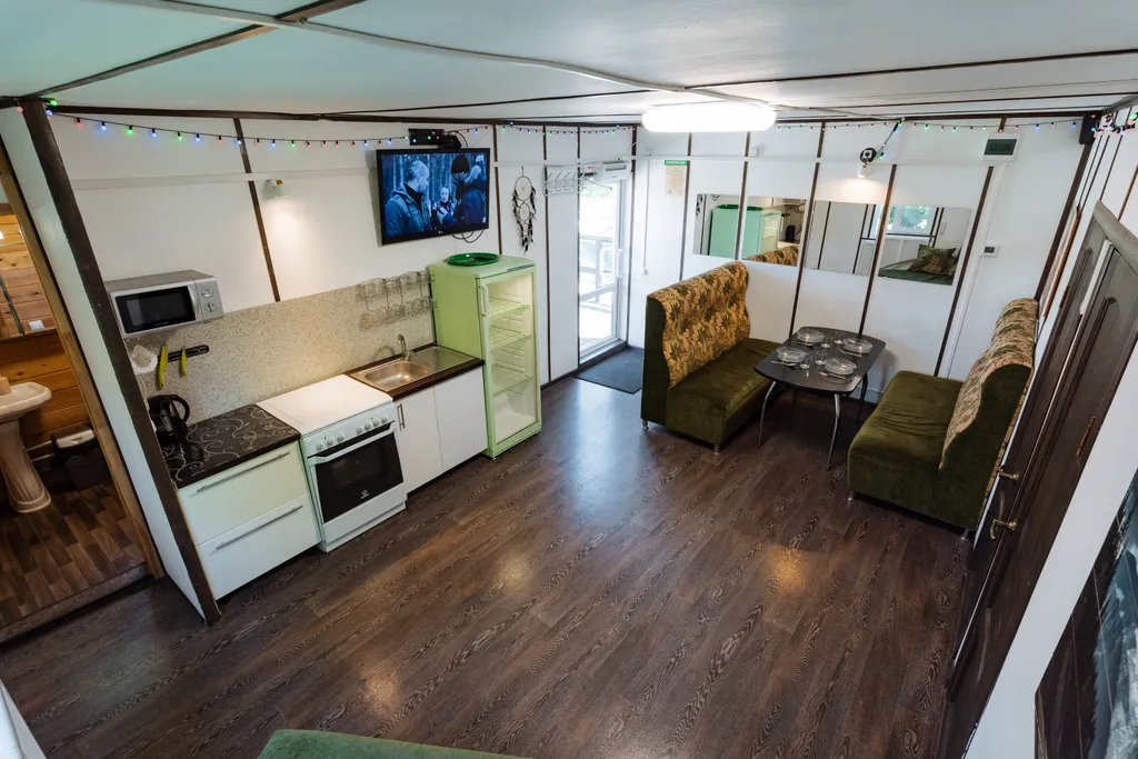 Бунгало на берегу озера в границе леса