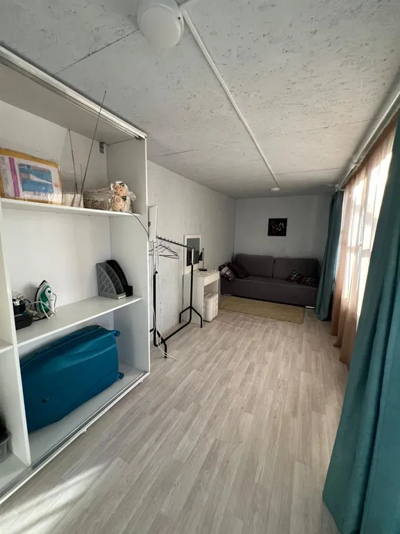 Дачный домик с большой террасой и бассейном