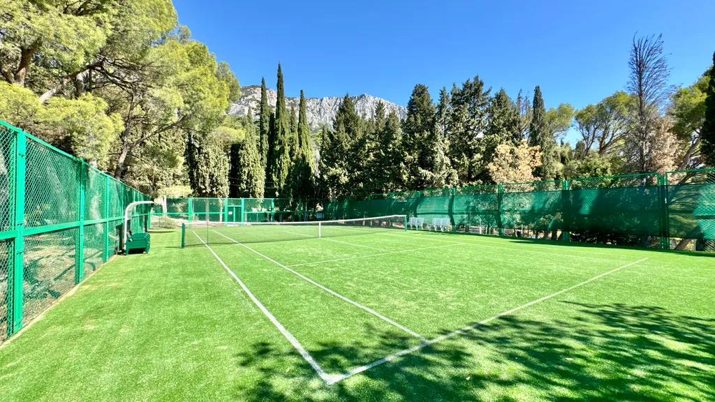 Дом у моря с личным парком, бассейном и сауной