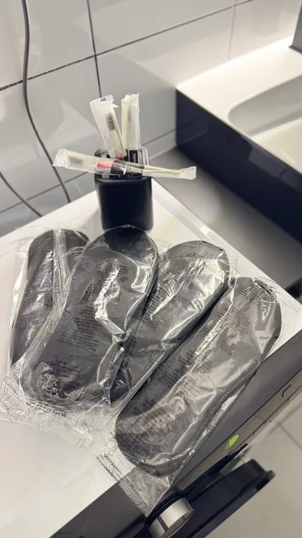 Евродвушка с высокими потолками и большими окнами, 2 кровати