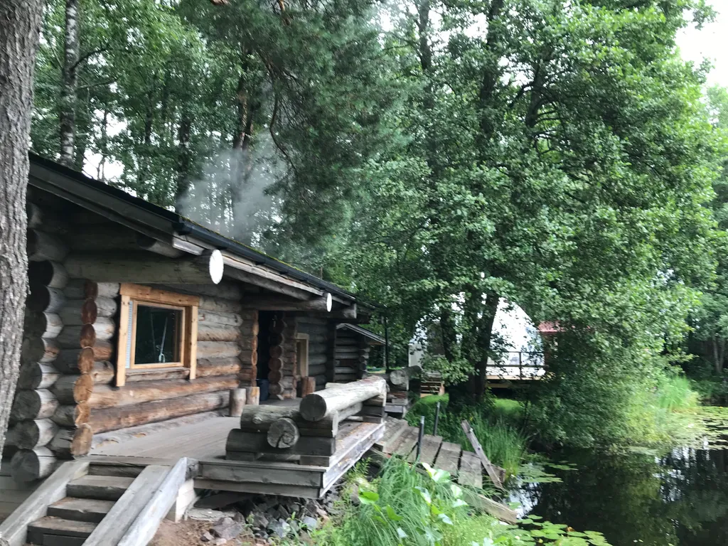 Чудесное место у озера с камином и русской баней