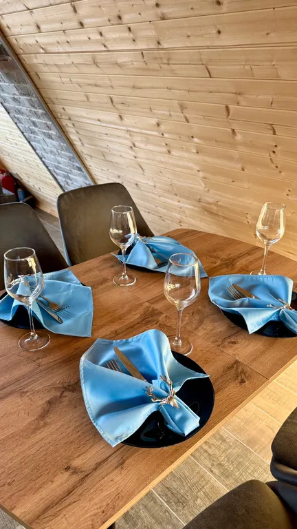 Уютный дом в лесу у озера вблизи от города