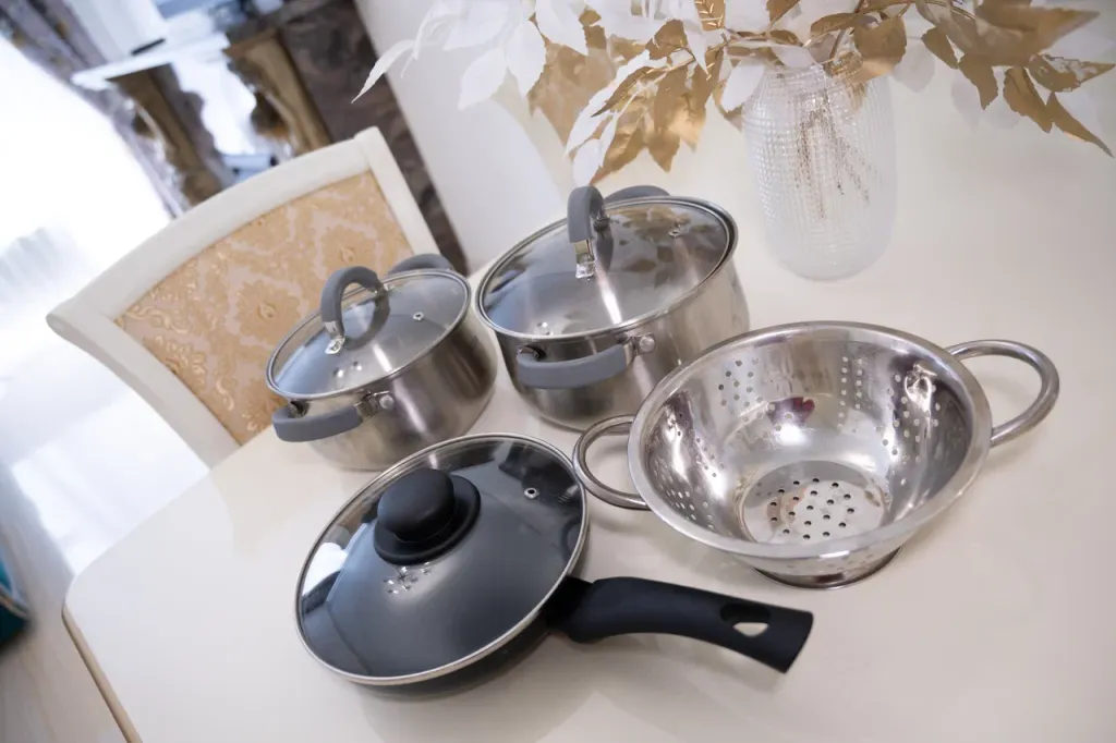 Современная уютная квартира с камином