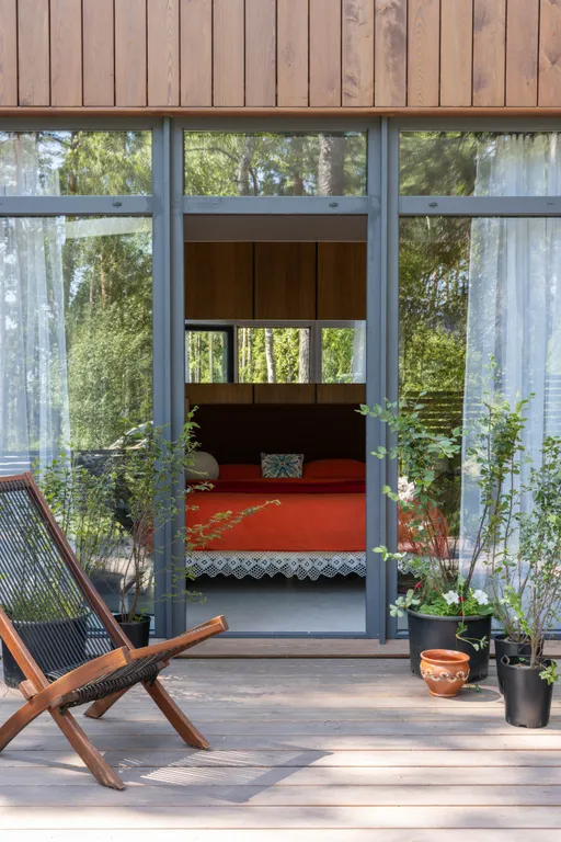 Дом в современном русском стиле в сосновом лесу