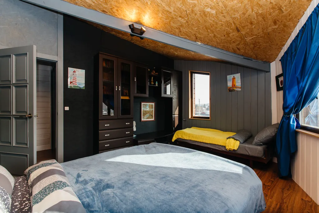 Дом с кораблем на берегу реки