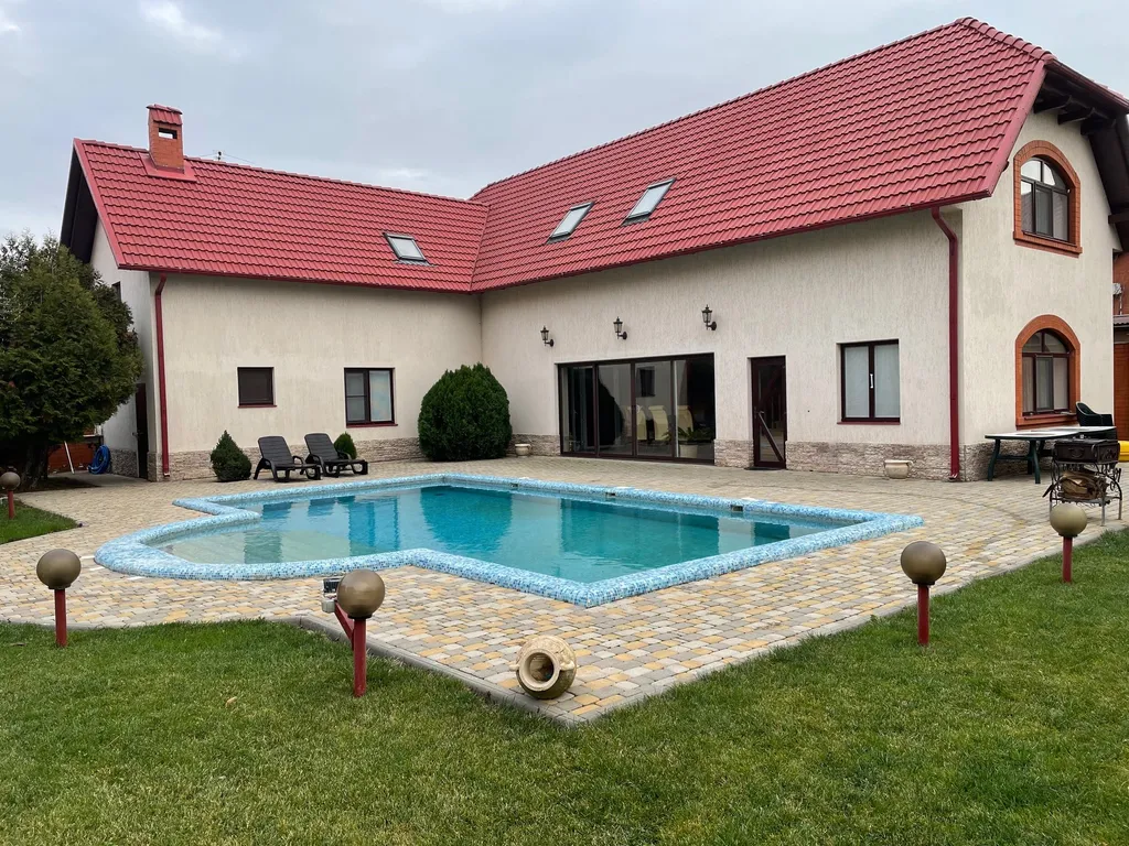 Красивый дом с баней и бассейном