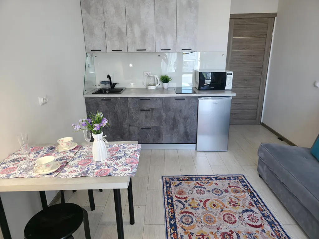 Уютная квартира с закрытым двором и парковкой (уютный дом)