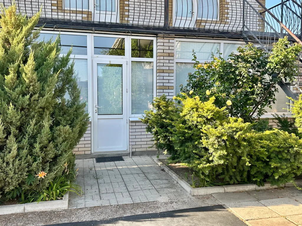 Номер с кухней и ванной комнатой в мини-гостинице со двором